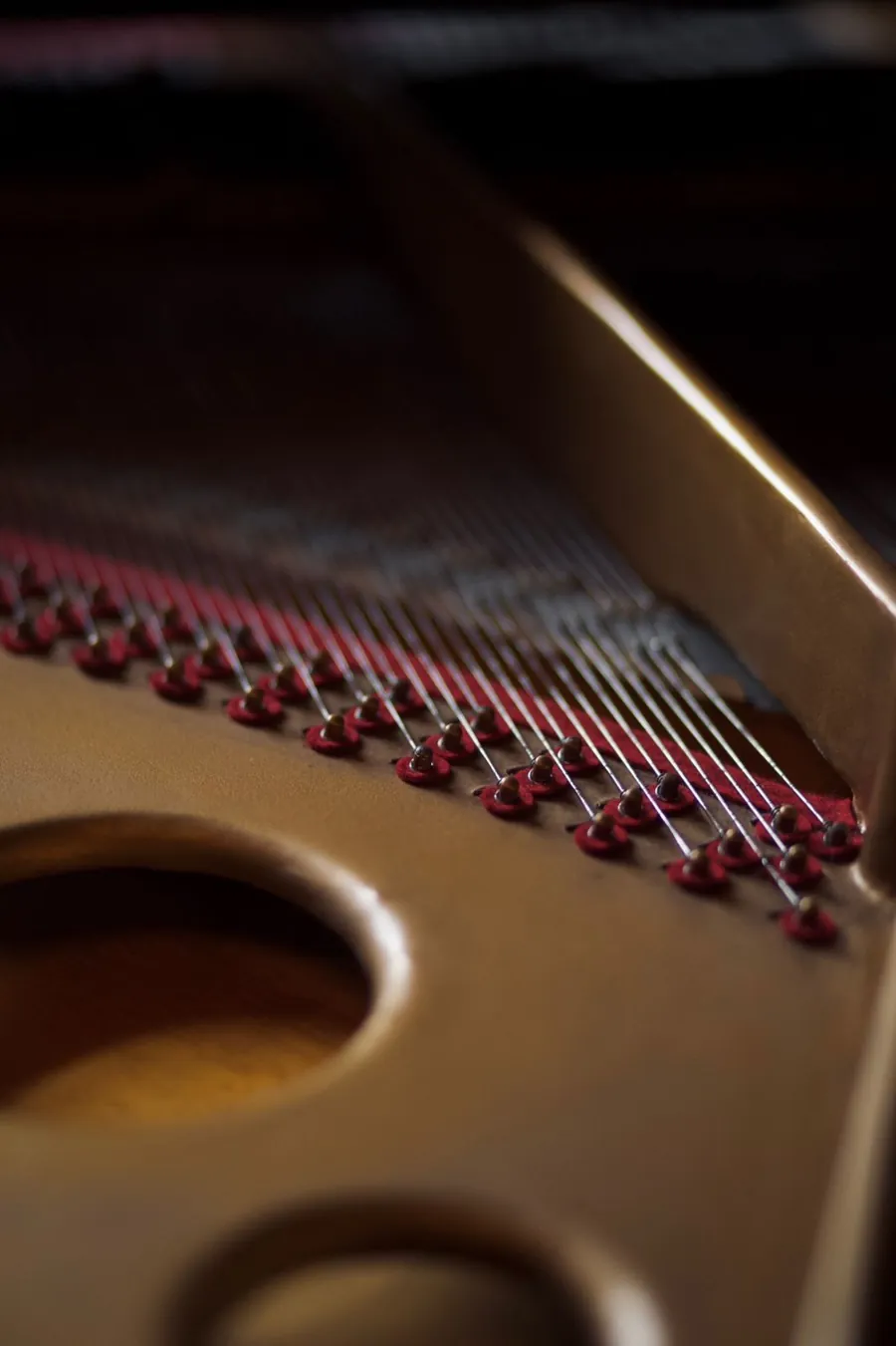 Interior de um piano de cauda